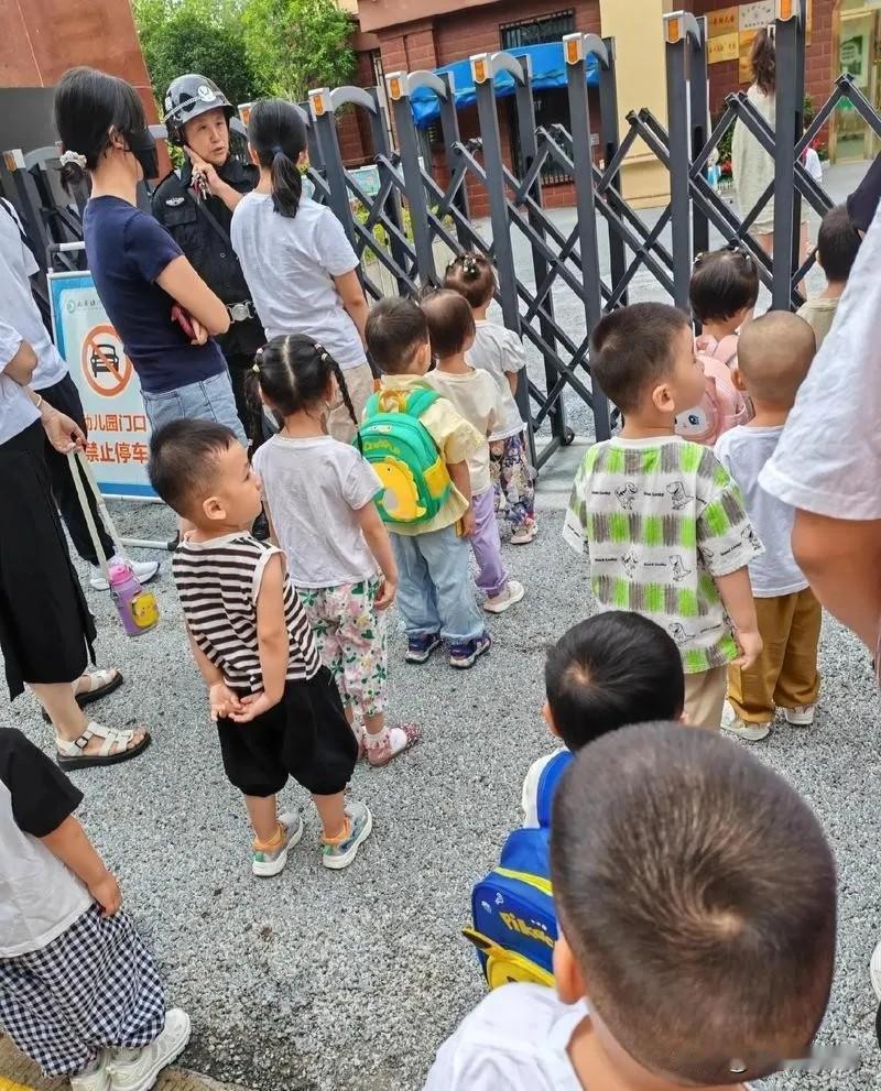 幼儿园门口的对话：到底该护着孩子，还是学会放手
 
我站在幼儿园接孩子的人群里，