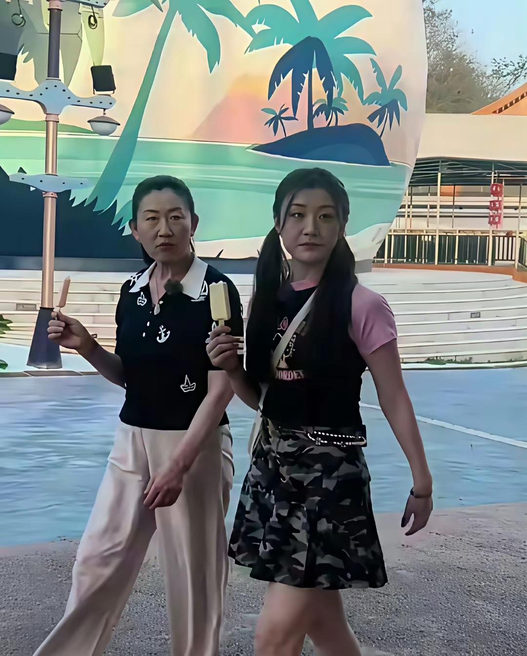 陈梦妈： 梦梦，笑一笑，别板着脸，跟平时比赛似的。

陈梦： 妈，我笑了呀，这不