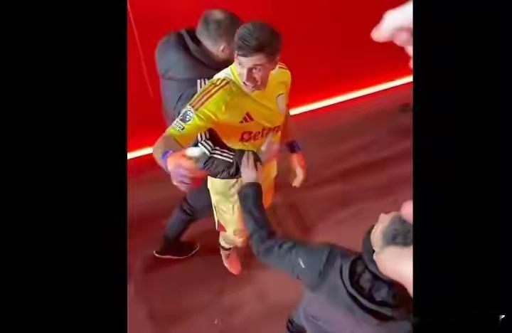 阿森纳4-1胜维拉赛后引风波，大马丁失误丢球后遭球迷嘲讽并回击 12月31日讯，