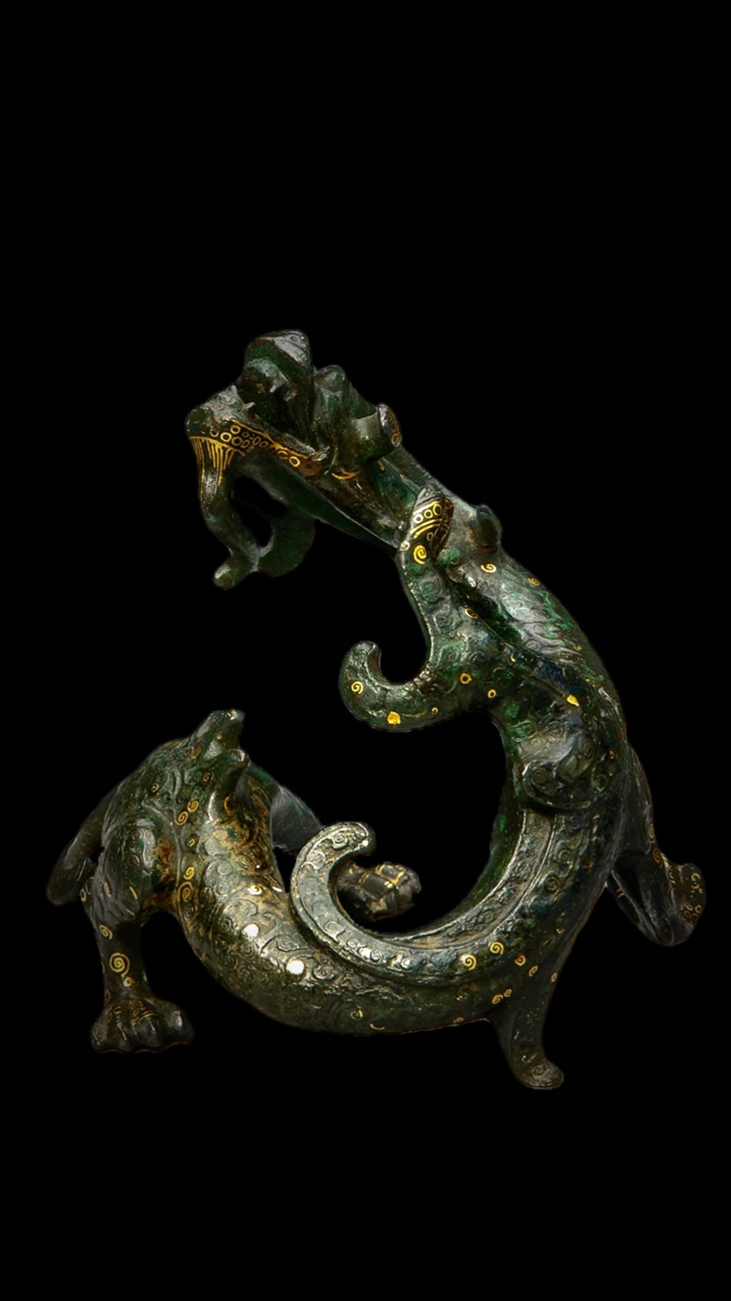 南北朝· 青铜错金蟠龙镇。应龙未起时，乃在渊底藏 非云足不蹈，举则冲天...