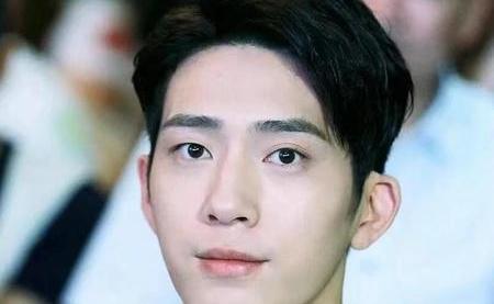 井柏然双眼皮被热议 本人回应年纪大皮松了 ​​​