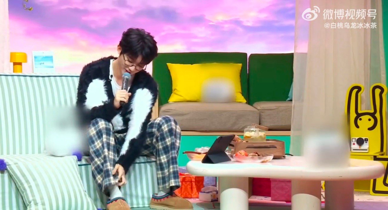 马嘉祺你真没把大家当外人 第一次见爱豆直播展示秋裤！从“要看看吗”到自然撩起裤脚