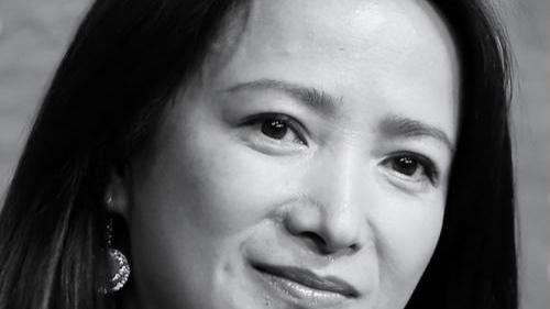 2025年12月13日，演员何晴离世，引发年轻人于社交平台集体怀念。她以“古典第