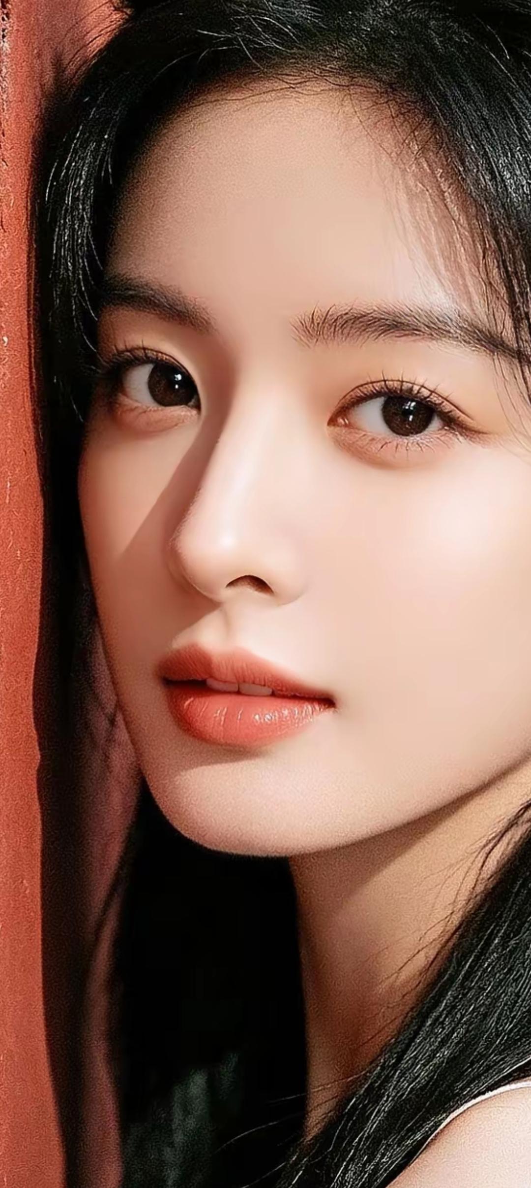 温柔眼眸，红唇轻启，岁月静好。
