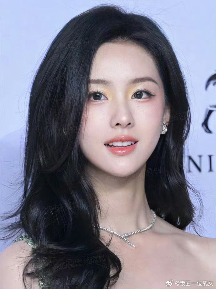 这样看 嘟嘟一出道资源就很顶啊也没有粉丝一直哭诉的那样 资源很虐就是很多都没啥水