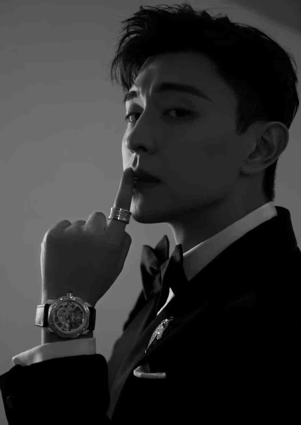 邓伦 你确乎是棵树，健壮、挺拔、沉默。晚安我的心肝儿💤 ​​​