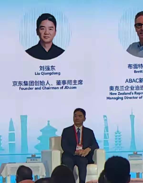 6月21号，APEC工商领导人中国论坛，刘强东站台上撂了一句话，全场都安静了——