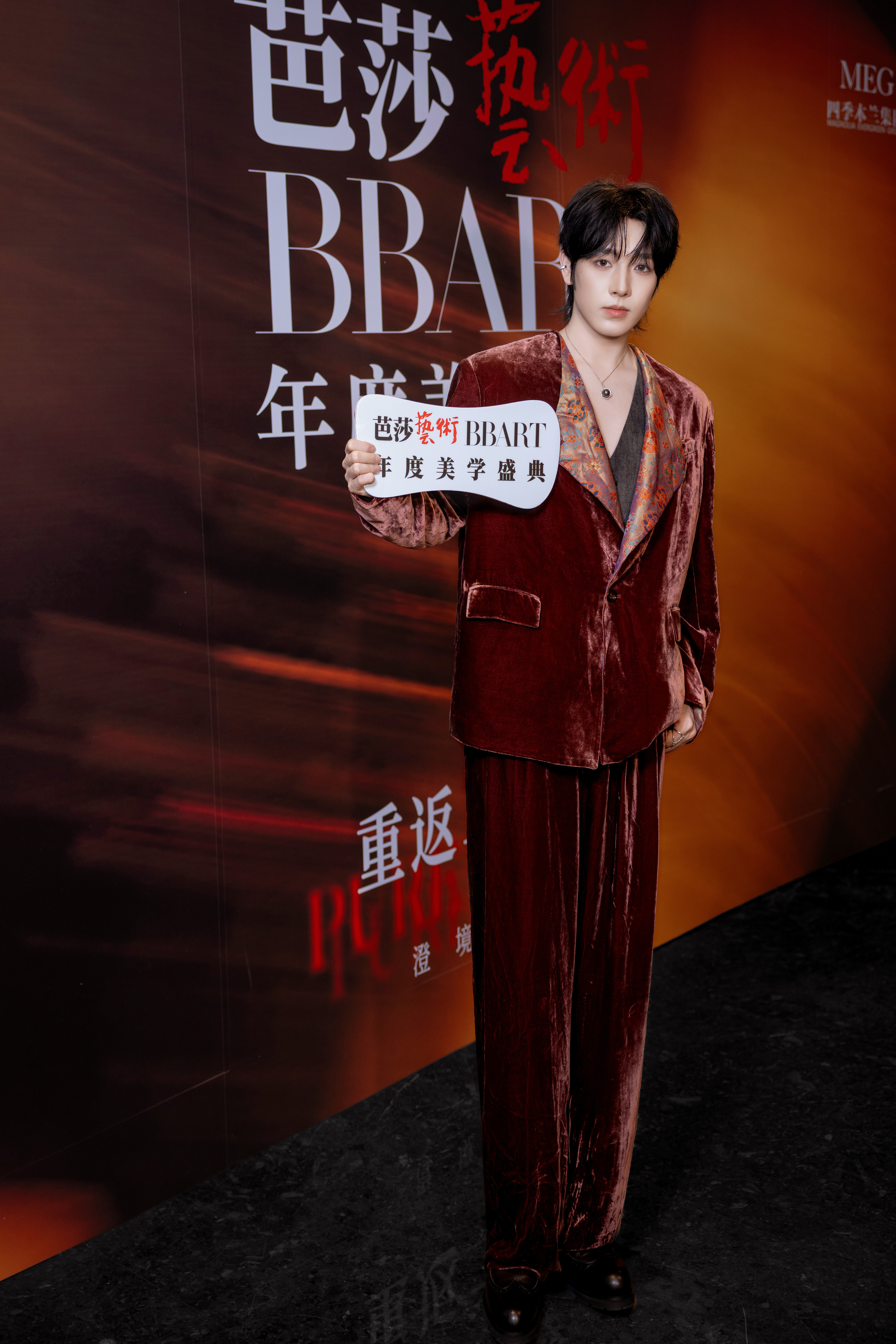 白子奕白子奕上海外滩造型很有腔调白子奕受邀上海芭莎艺术晚宴 黄浦江畔的繁华夜色里