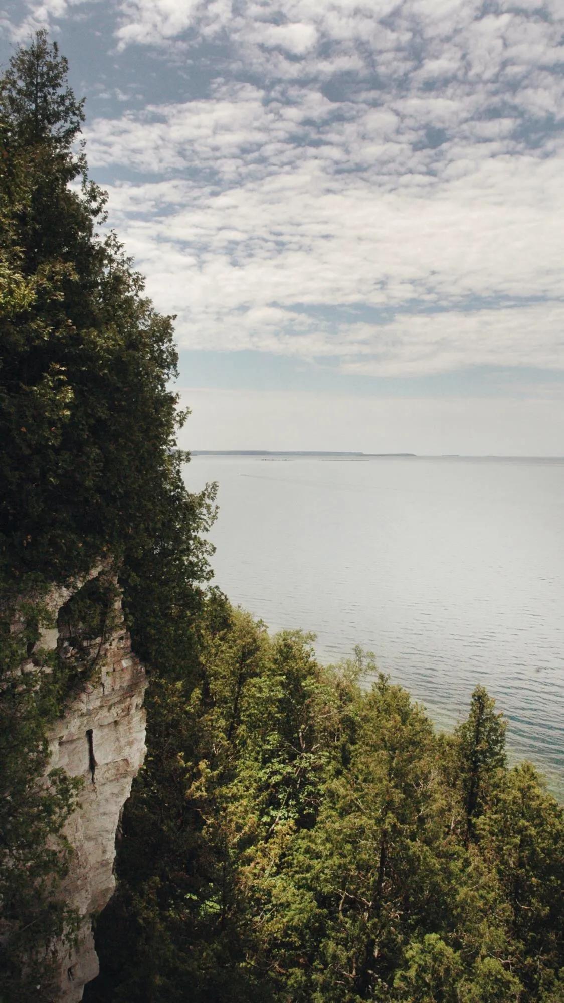 爱人，人首先爱自己，自己都不爱自己，你就不会爱别人。有一首歌这么唱的，人人都献出