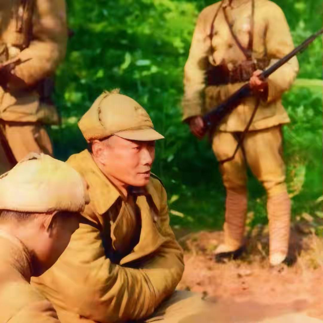 这是1949年，42岁的国军将领宋希濂在四川大渡河被我军俘获俘虏后留下的一张不多