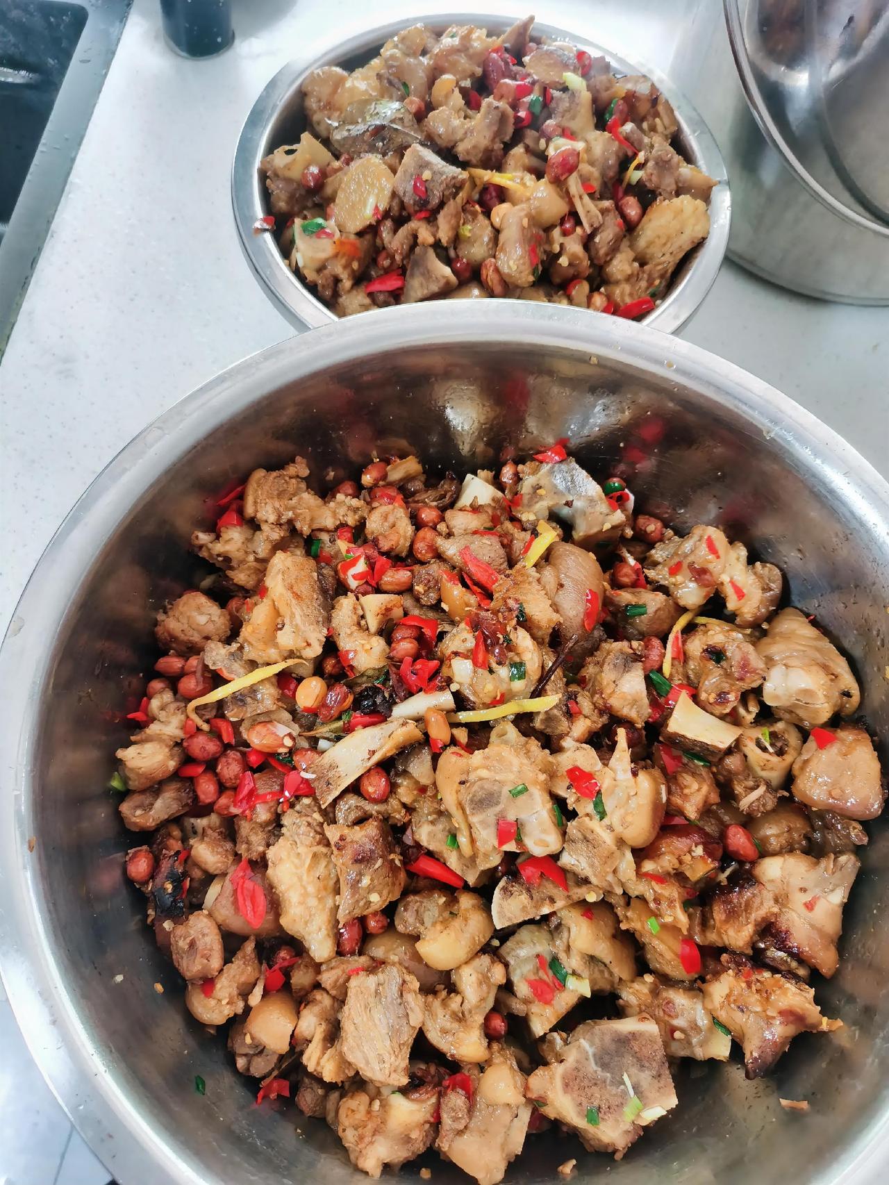今日食堂家常菜谱：
红烧猪脚
焖土豆
干白菜汤。

现在想明白了，可有，可无，可