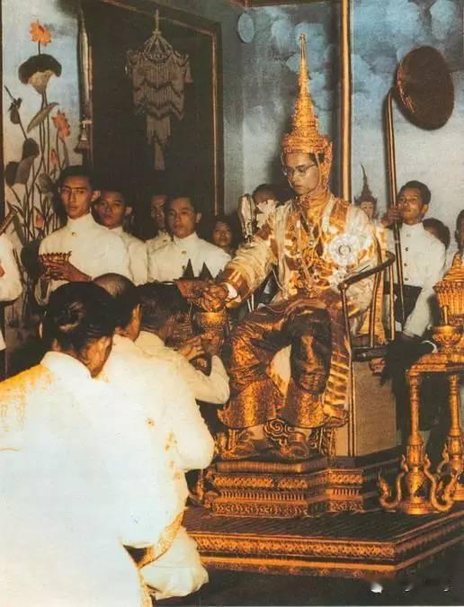 老国王戴那么高的帽子依然帅气，诗丽吉王后是不知夫帅吗？还出轨矮小的保镖。不过婚姻