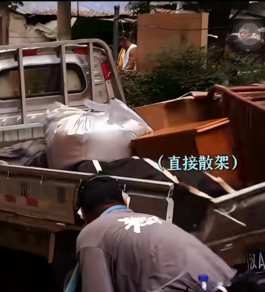 惠英红把一辆货车撞到散架


惠英红拍《数到三》片场，拍摄撞车，惠英红驾驶一辆黑