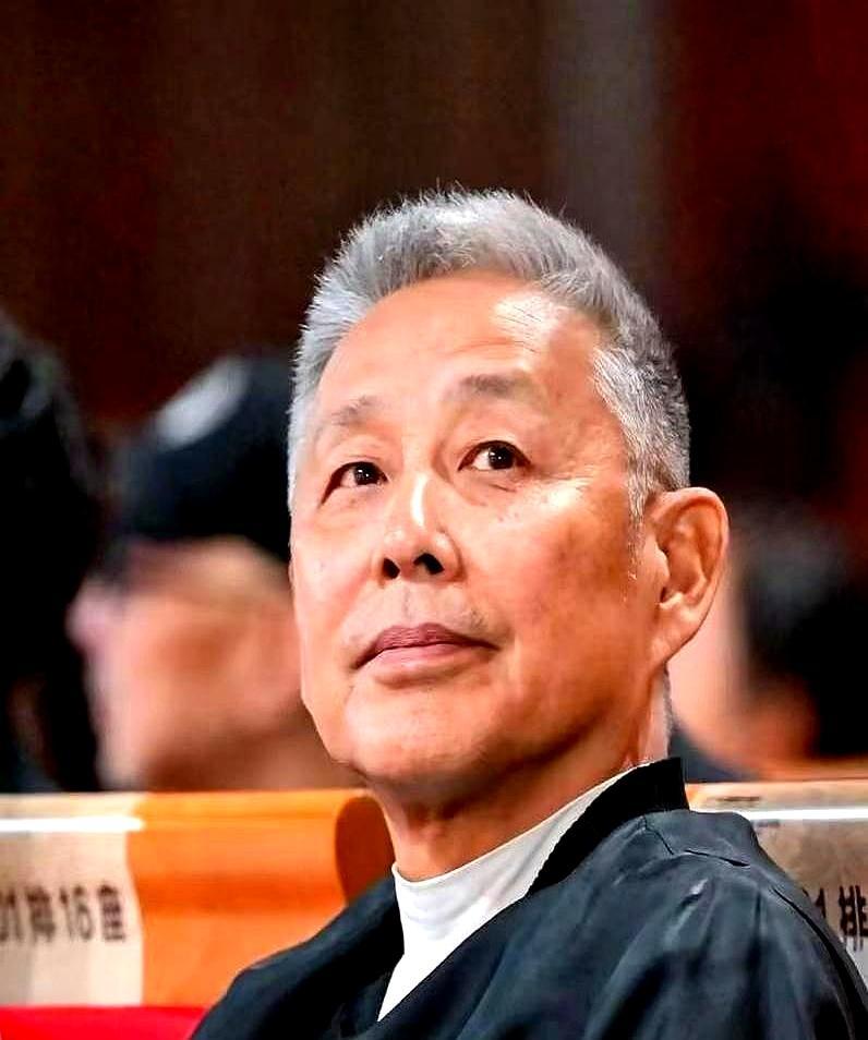 72岁的杜宪，把71岁的陈道明熬成了爹。她一头乌黑短发，身板笔挺，陈道明却白发苍