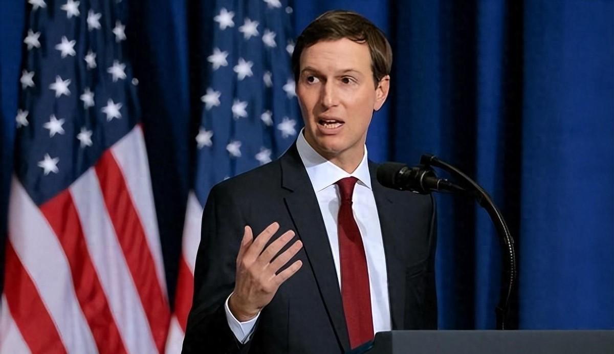 谁能想到！堂堂超级大国的“和平特使”，一边在谈判桌前唾沫横飞，一边却敞开裤兜，死