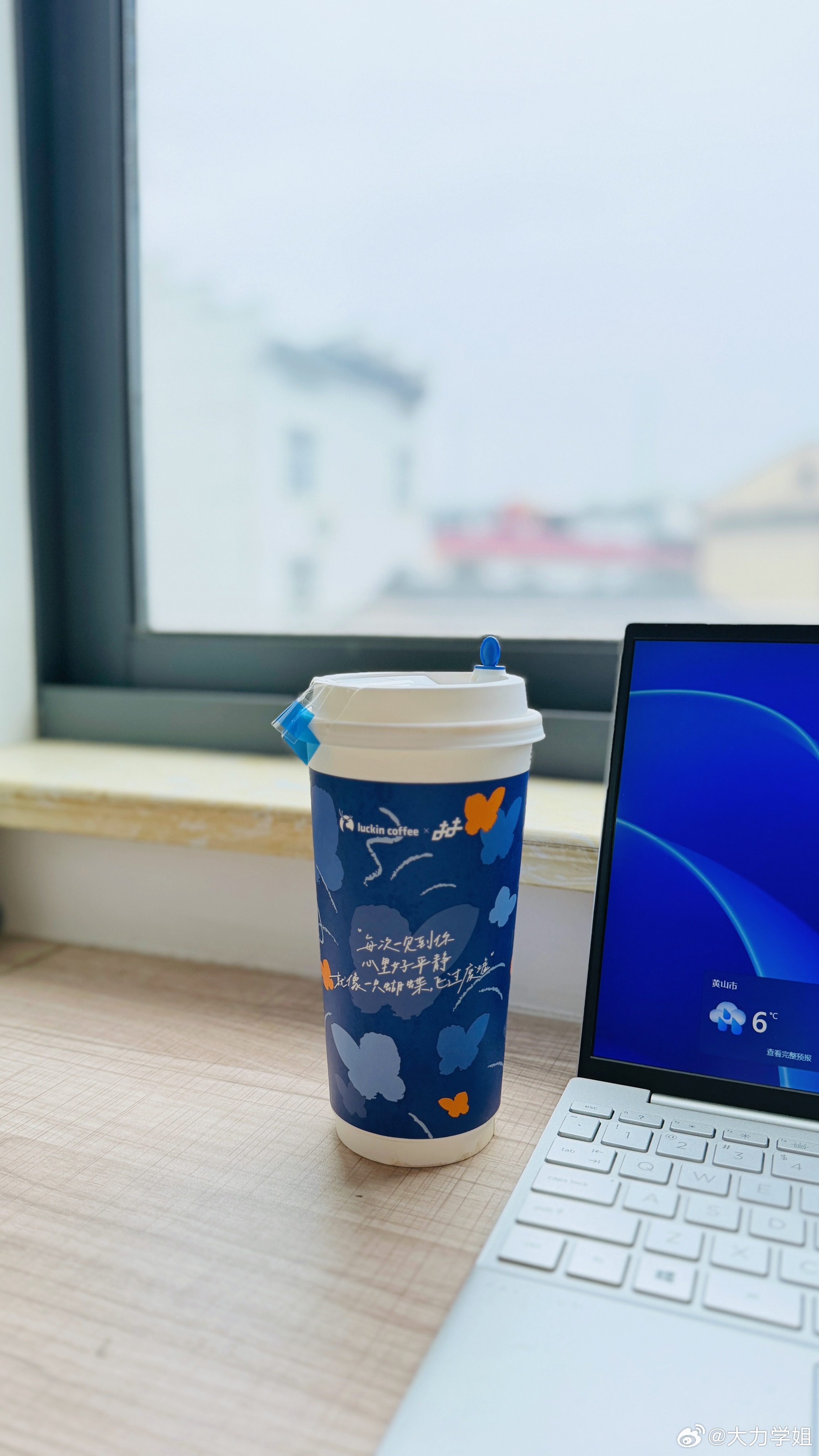 小姨：“你在搞啥？捣鼓了半天手机”我：“工作啊”小姨：“还是你们好，有手机就行了