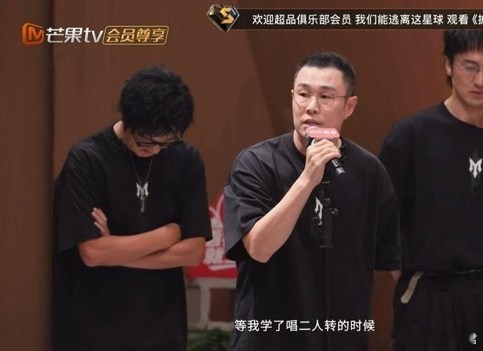 小沈阳发言时孙楠表情小沈阳用一本正经的语气讲"悲催"经历，孙楠则贡献了年度最佳憋