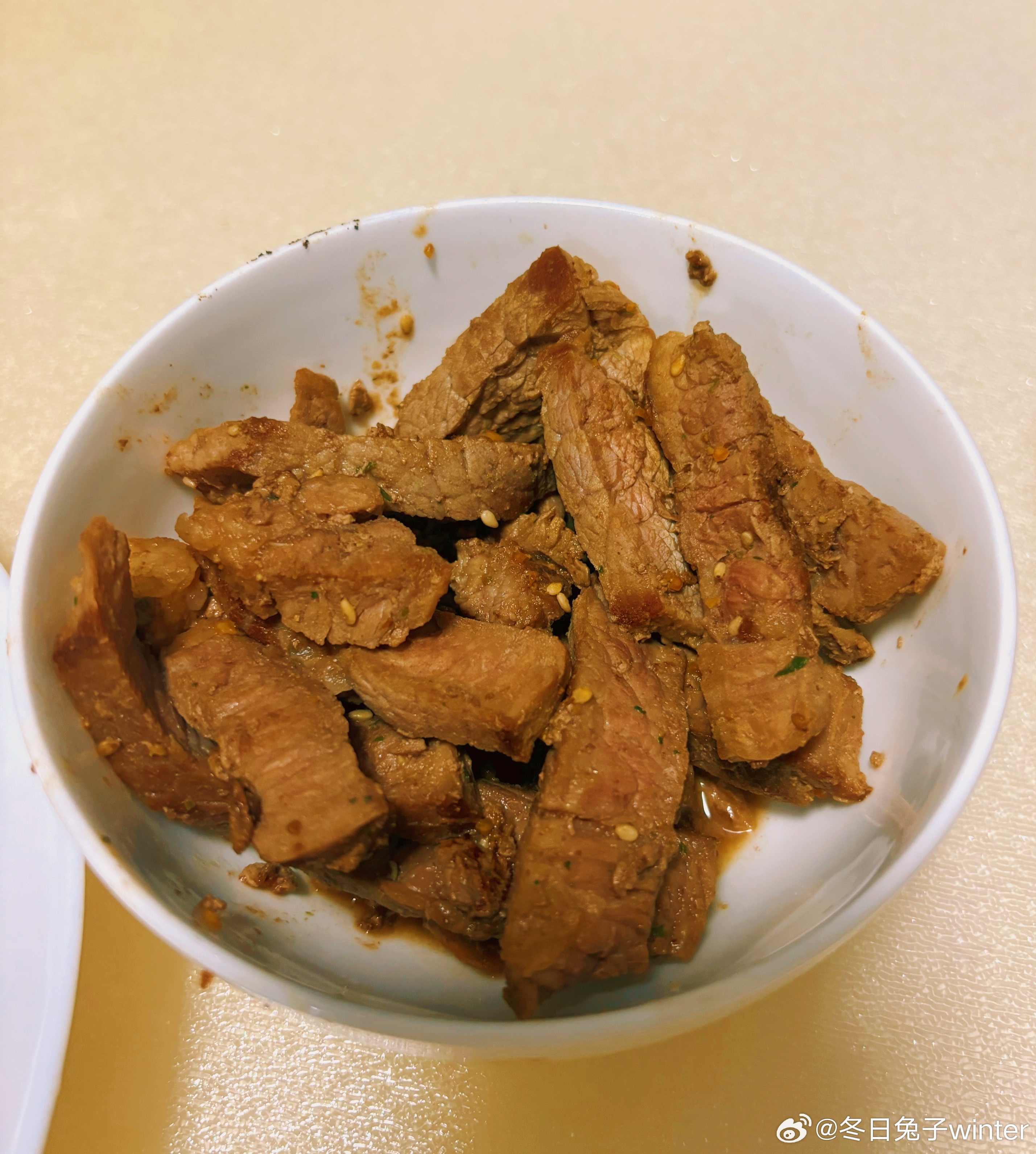 晚上我做了牛排，问小贝：今天的牛排做得怎么样？好不好吃？她说：“今天的牛排不错，