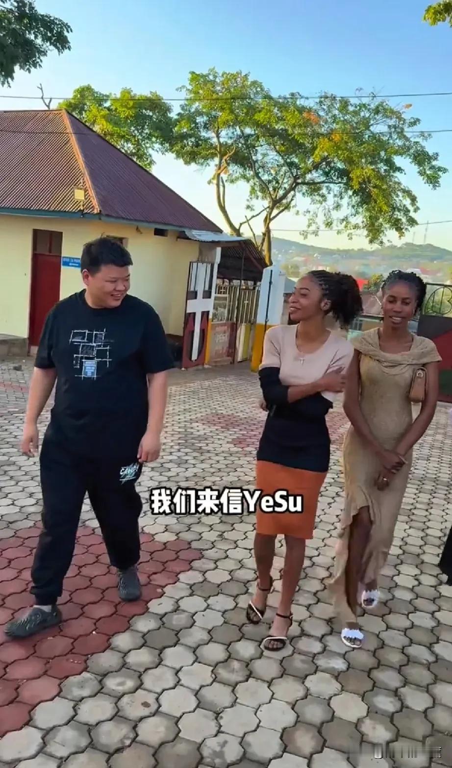 小刘和拉乌的账号终于更新了。
在坦桑尼亚，小刘和菲利斯都十分快乐，然而只有拉乌依