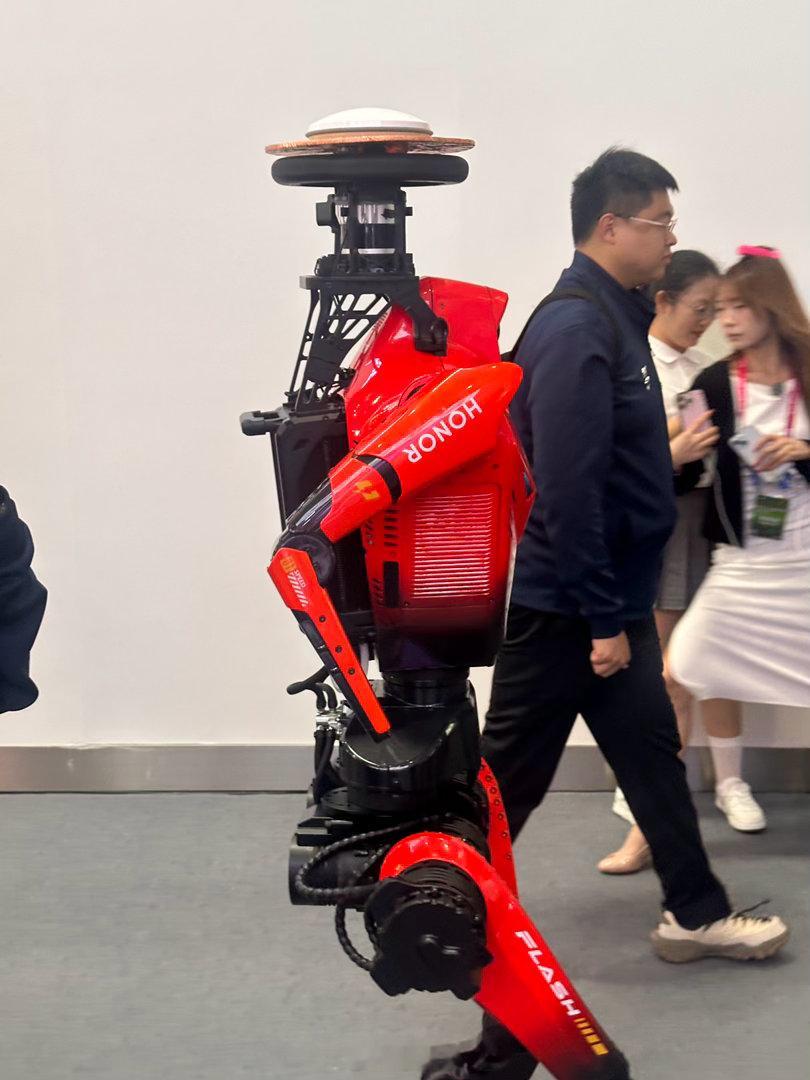 喲！这不是机器人界博古特吗？