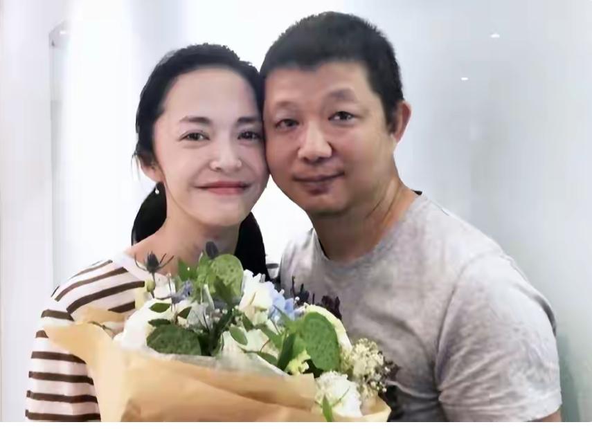 3月16日，姚晨和丈夫曹郁官宣离婚！娱乐圈炸锅了！

姚晨和第一任丈夫凌潇潇是校
