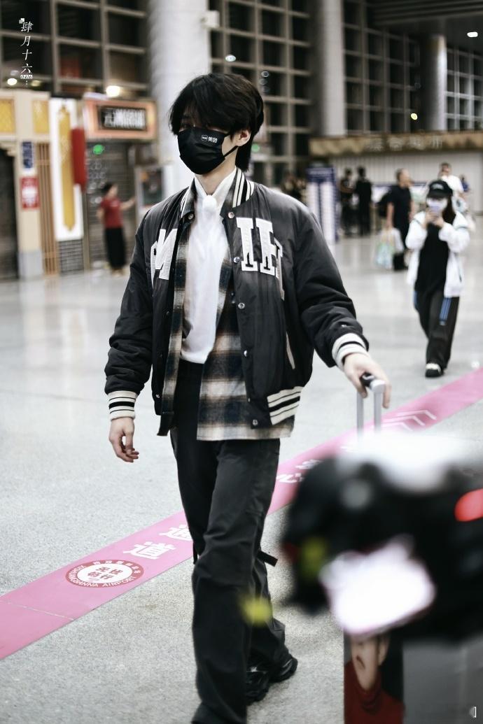 #张真源出发大理路透##张真源机场黑白look# 张真源大理之行，机场黑白穿搭帅