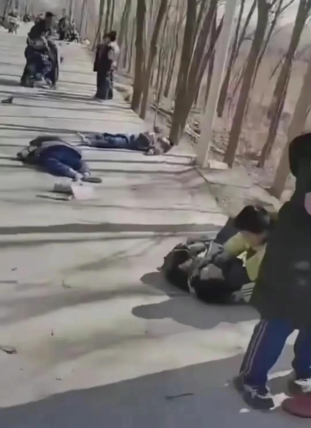 突发！山东德州第三实验小学门口突然发生车祸，十余名孩子被一辆黑色轿车撞伤，其中2