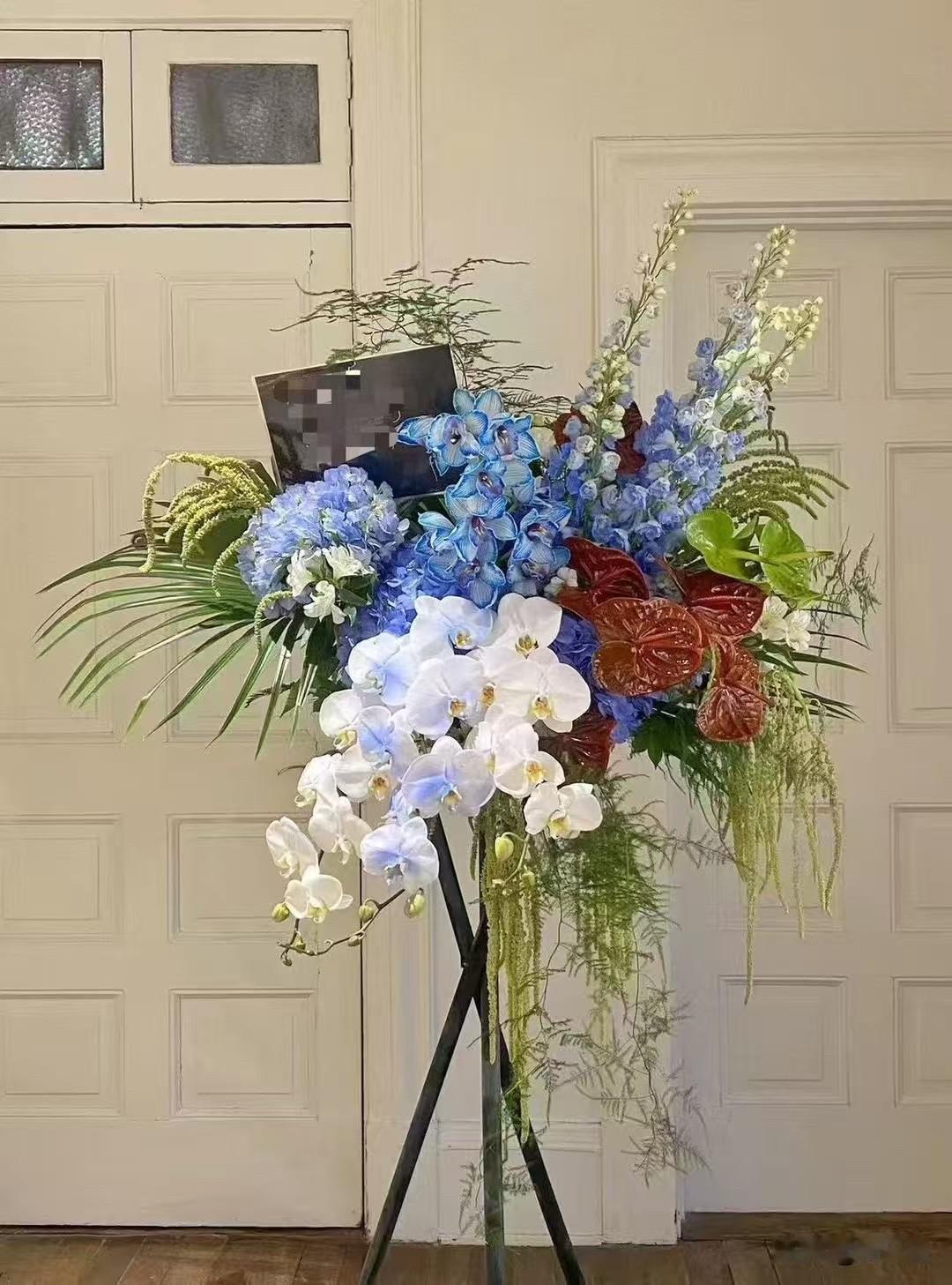 生活美学｜花艺之美
于插花之间，读懂生活的弹性
完成每组插花，更换了花材、器皿与