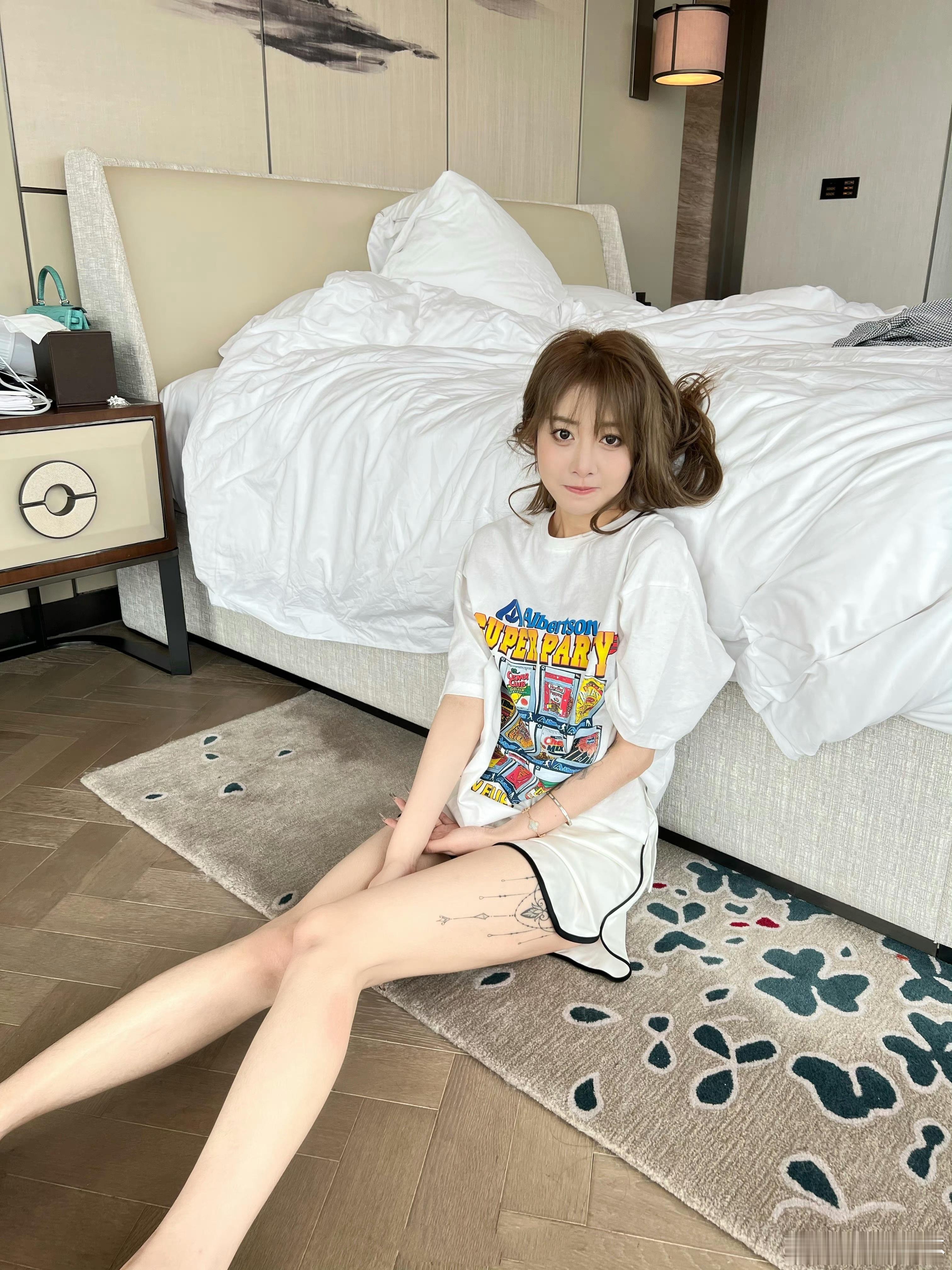 卓仕琳私服穿搭：白色T恤大长腿，确实很有魅力。卓仕琳