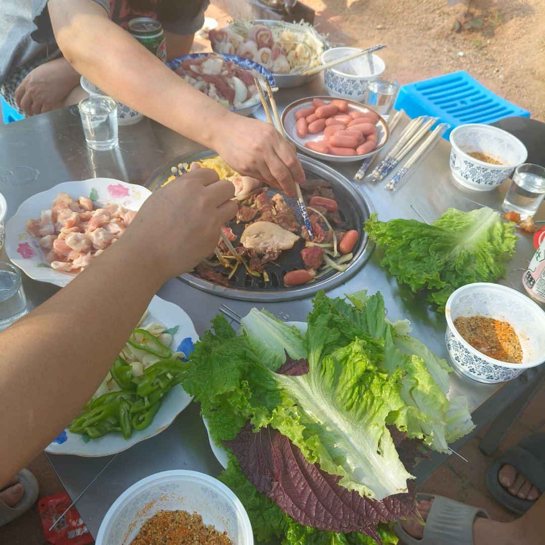 围炉小聚，手撕鸡香飘四溢，生菜裹着烟火气，笑语盈桌。简单食材，满是人情味 🍗?