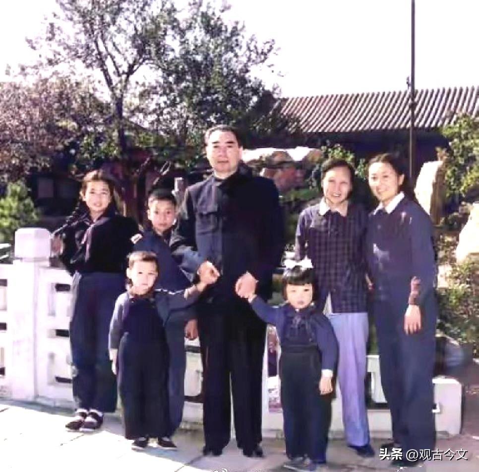 这张摄于50年代的珍贵合影，定格了周总理与胞弟周恩寿一家在西花厅的温情瞬间。
照