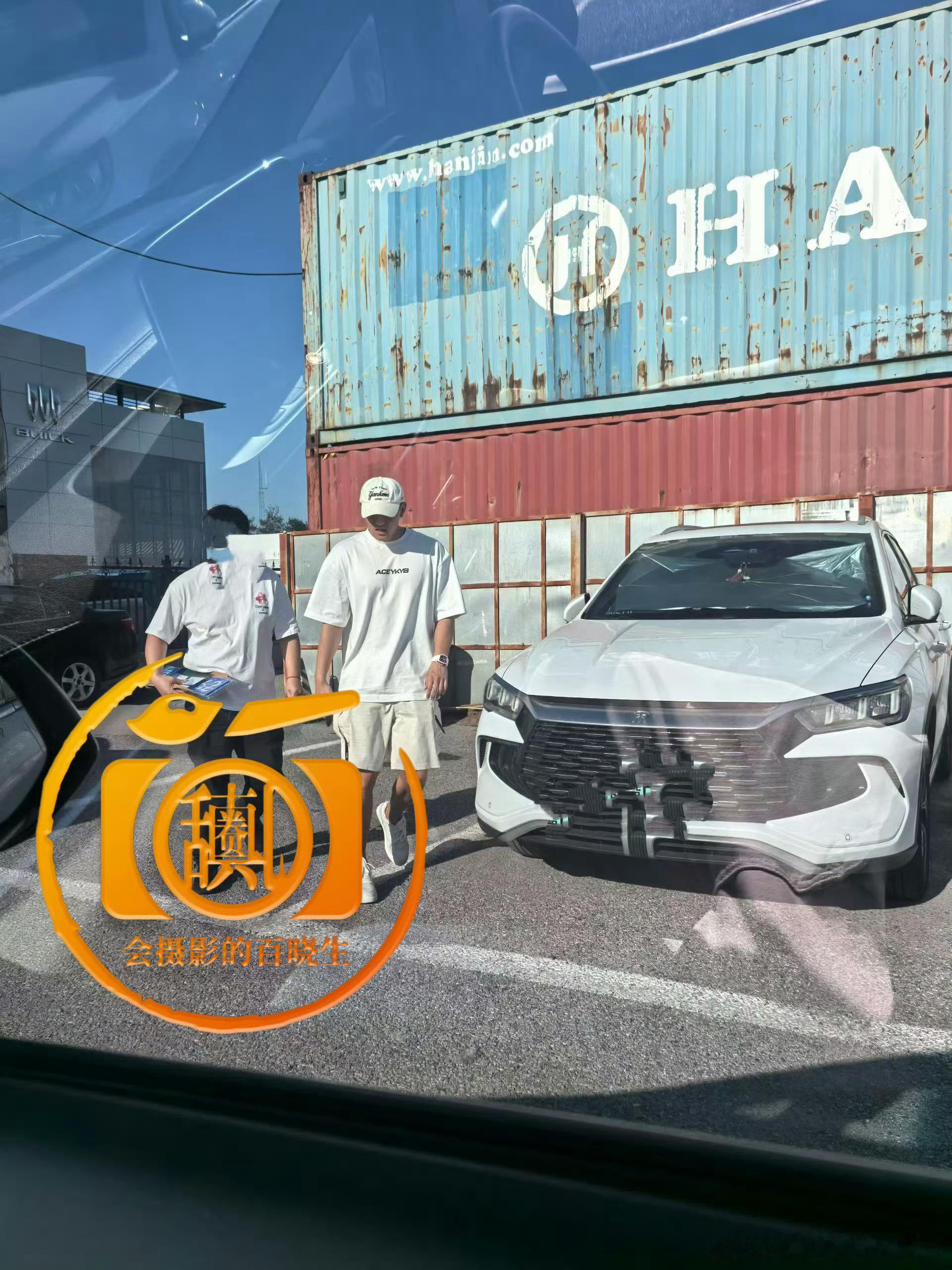 黄子韬现身车管所狗仔拍到黄子韬违停后现身车管所，公众人物一言一行都有人盯着啊
