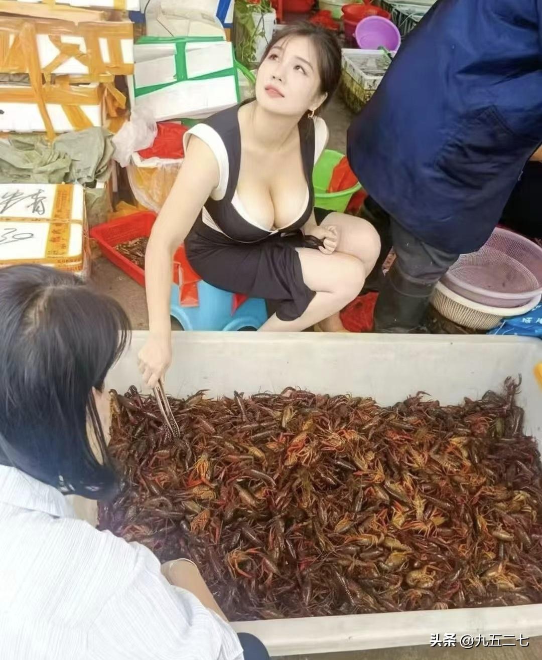 这满满一大盆小龙虾，个个色泽红亮，堆得像座小山，看着就新鲜！壳薄肉厚，正是当季好