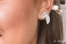 搜狐新闻:【女音乐老师和学生发生不当行为，还为他生下孩子 - 搜狐新闻】网页链接