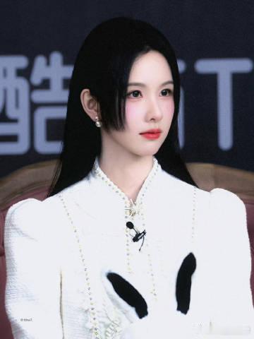 陈都灵抬眸黑切白 长相自带柔弱清冷滤镜，气质干净又温柔，看似温和无害，实则心思通