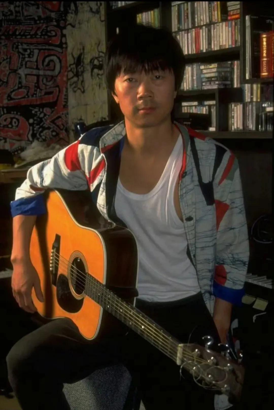 1994年，33岁的崔健在自己的公寓内，写下《红旗下的蛋》。他拨动琴弦，音符在时