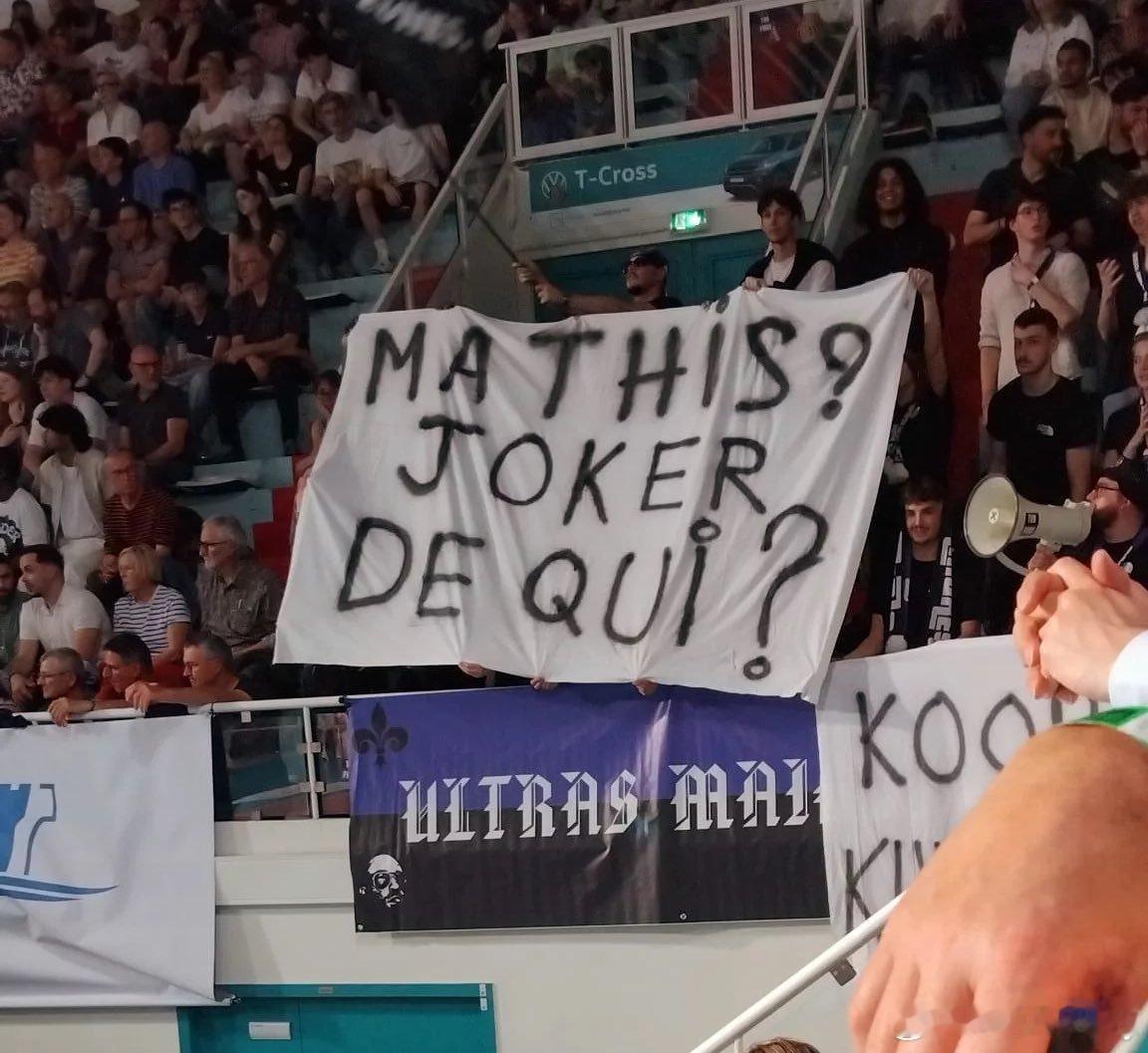 法国男排联赛¼决赛第二场巴黎对阵图尔的比赛中，马蒂斯·恩诺多次遭到现场球迷的嘘声