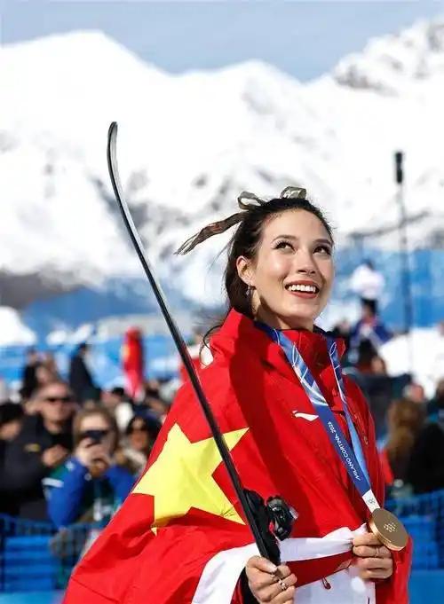 美媒称谷爱凌口才碾压众多政客，可惜替中国出战就是“忘本”和“背叛”。谷爱凌坚定地