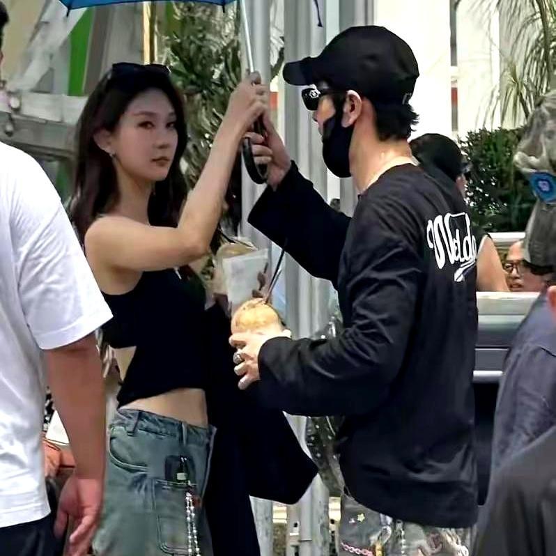 当年婚礼上那句“我绝不让你哭”的誓言还烫耳朵，如今他身边的女伴已经换了几茬。有人