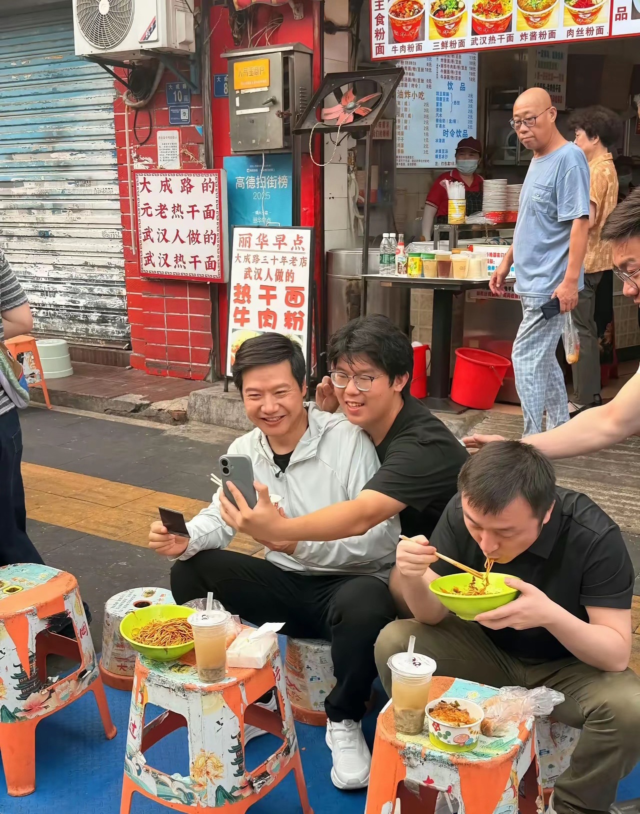雷总惊现武汉早市，这也太接地气了吧 