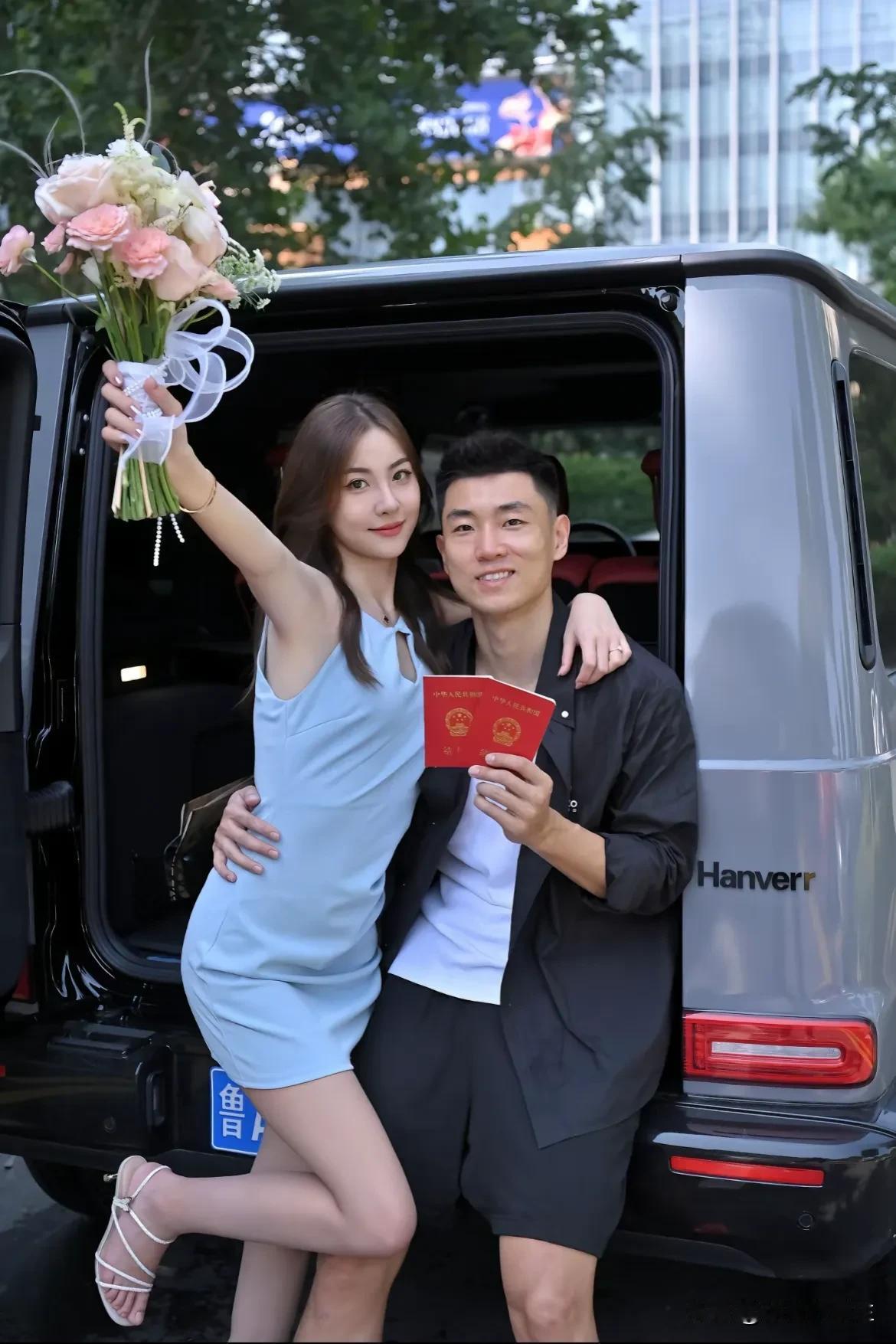 高诗岩领证，大G后面的hanverr，细节拉满！恭喜老高诗！
