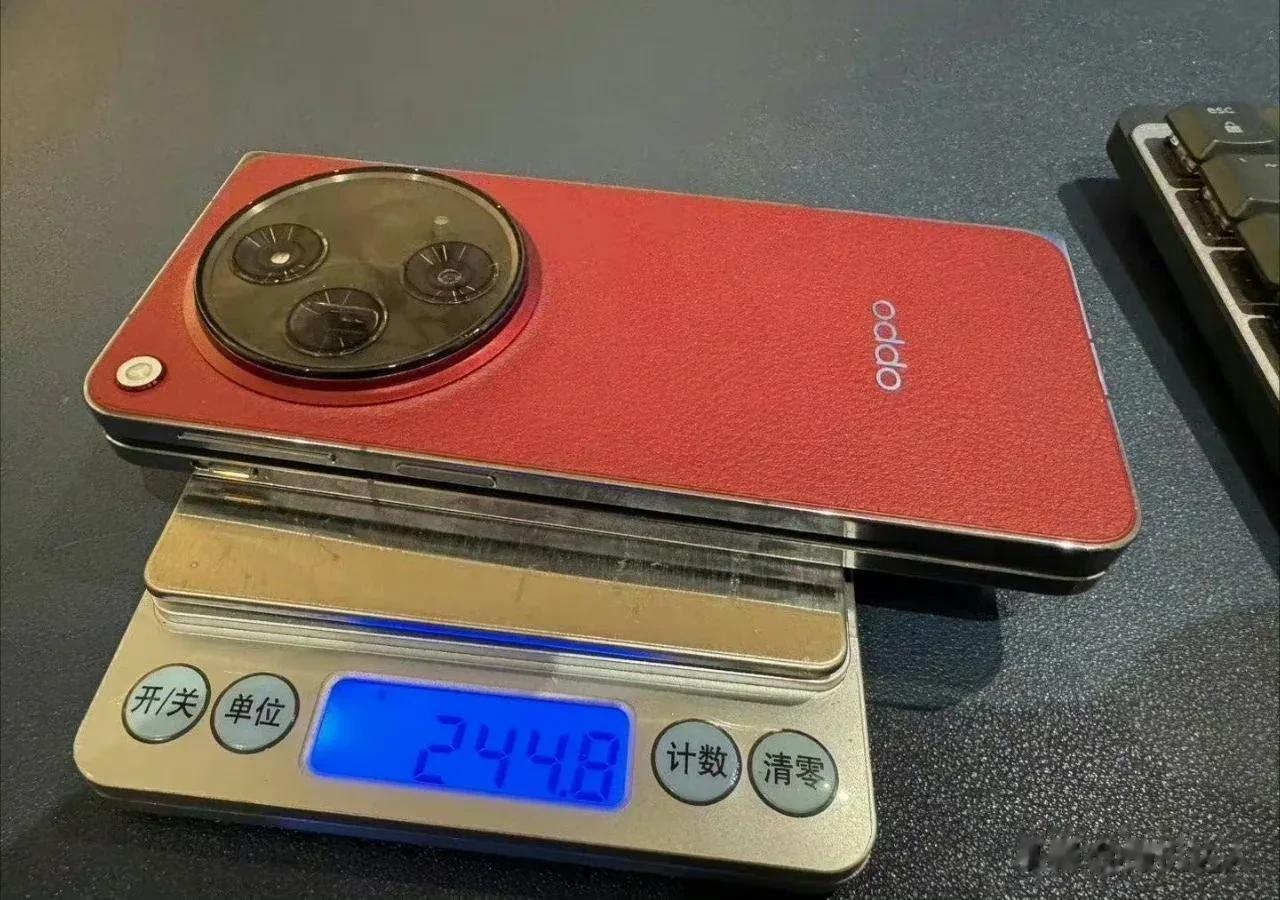 圆饼+iPhone的设计，真的一言难尽啊！​​​这么厚还是直边框+大圆饼，手感已