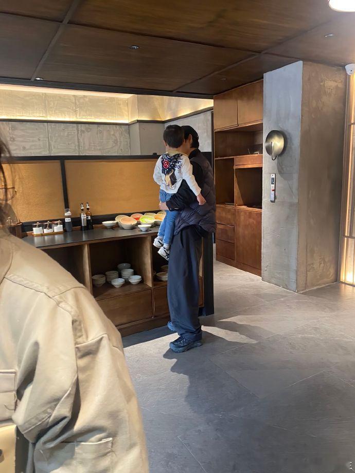魏晨儿子都这么大了偶遇魏晨一家出游 网友在阿亚那偶遇魏晨带妻儿和父母出游，他抱着