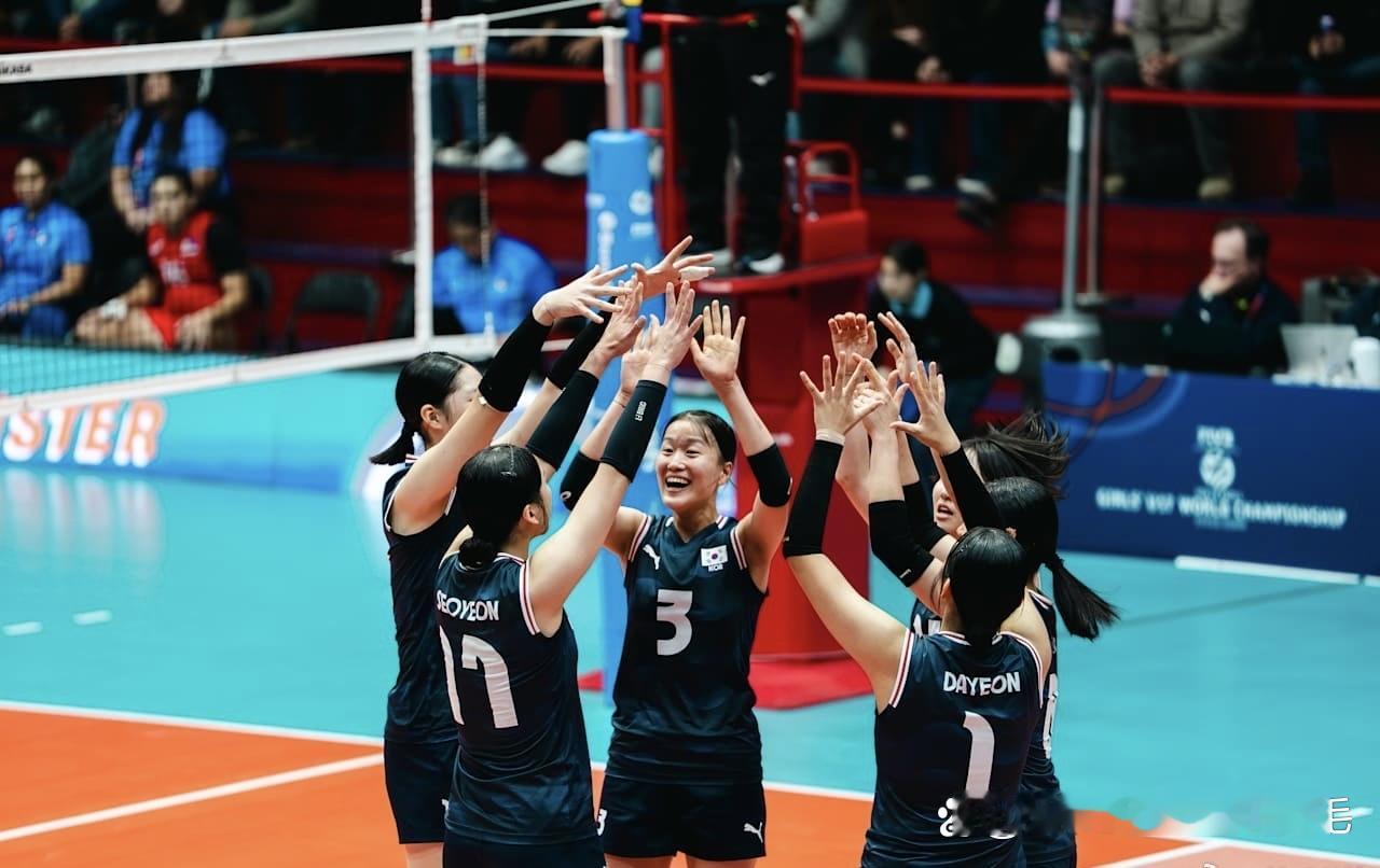 韩国队3-0（25-21/25-18/25-14）菲律宾队
首次参加U17女排世