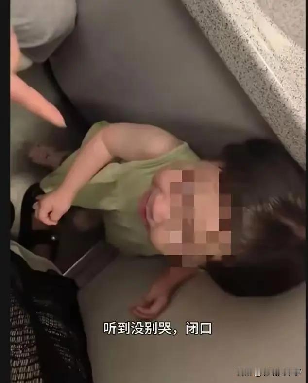 反转了！两陌生女子将哭闹幼童关进飞机卫生间“立规矩”，经过网友的举报，警方也是介