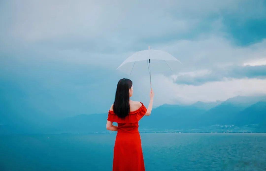 正能量  人生在世，也要如“水”一般修行。既要学会利万物而不争，秉持至柔至善的本