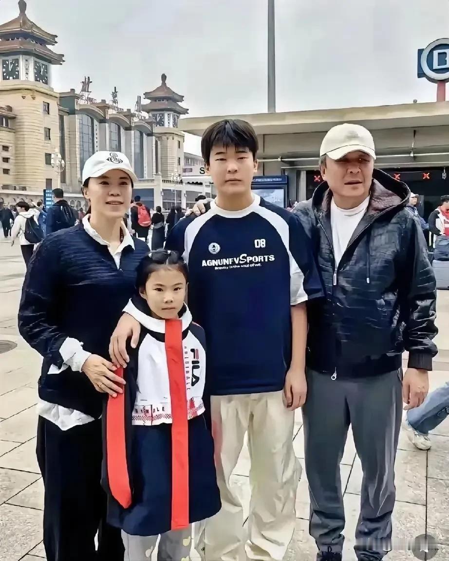 王楠可真是人生的大赢家啊！她的老公非常富有，儿子长得高大又帅气，女儿笑笑继承了母