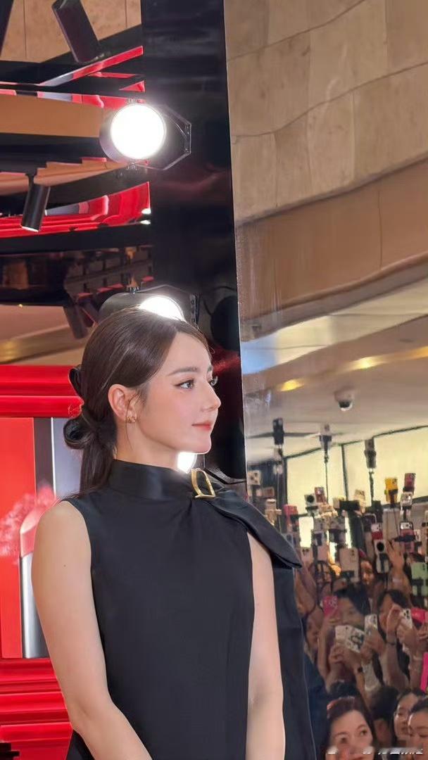 韩安冉夸迪丽热巴顶美神颜韩安冉拍的原相机0修迪丽热巴 线下活动路人随手记录才是颜