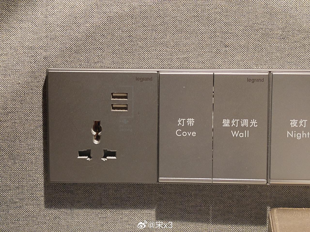 没带充电器，酒店也没有充电线，我车里倒是有充电线，但是没有充电头，酒店的房间还是