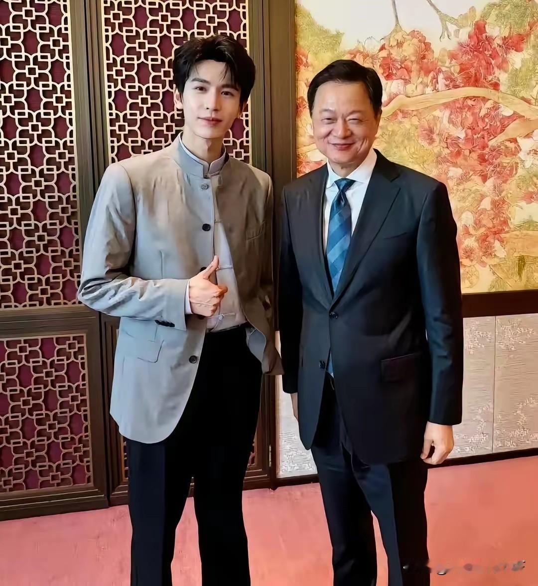 两代帅哥同框太养眼！周锡玮说全家老小都追张凌赫的戏，亲友都羡慕他能合影。张凌赫参